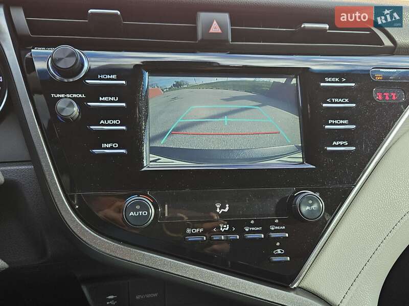 Седан Toyota Camry 2018 в Киеве