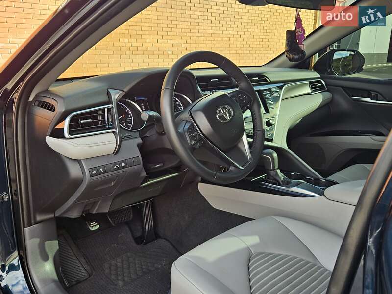 Седан Toyota Camry 2018 в Киеве