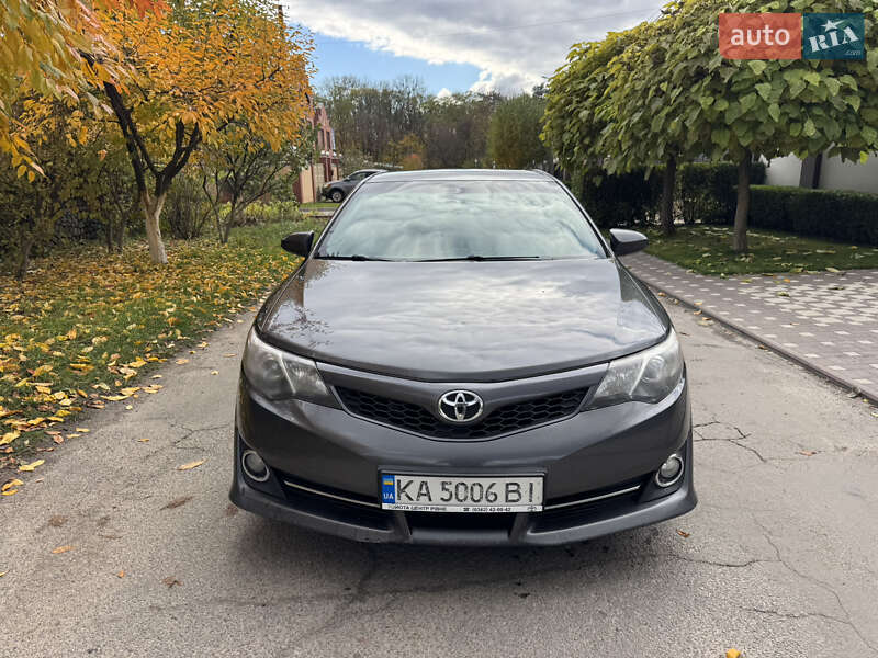 Седан Toyota Camry 2014 в Киеве