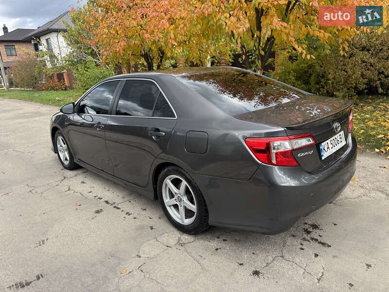 Седан Toyota Camry 2014 в Киеве
