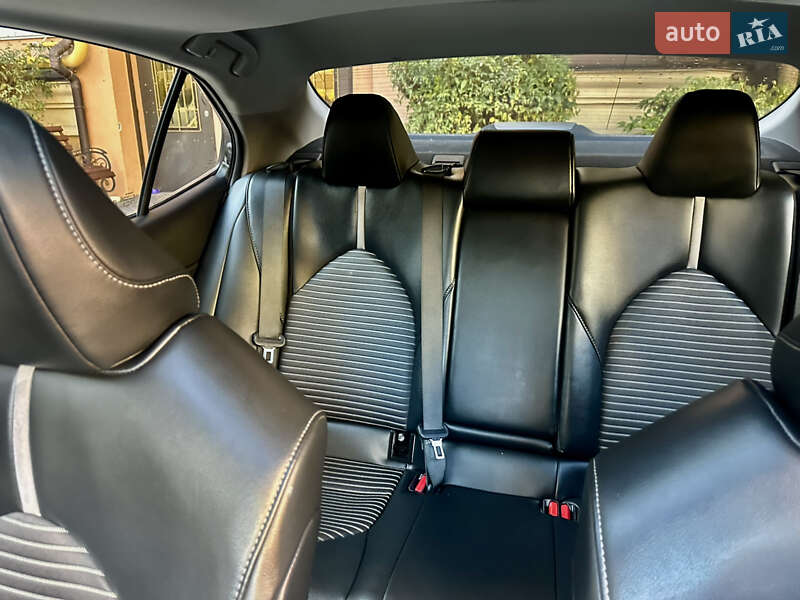 Седан Toyota Camry 2020 в Києві