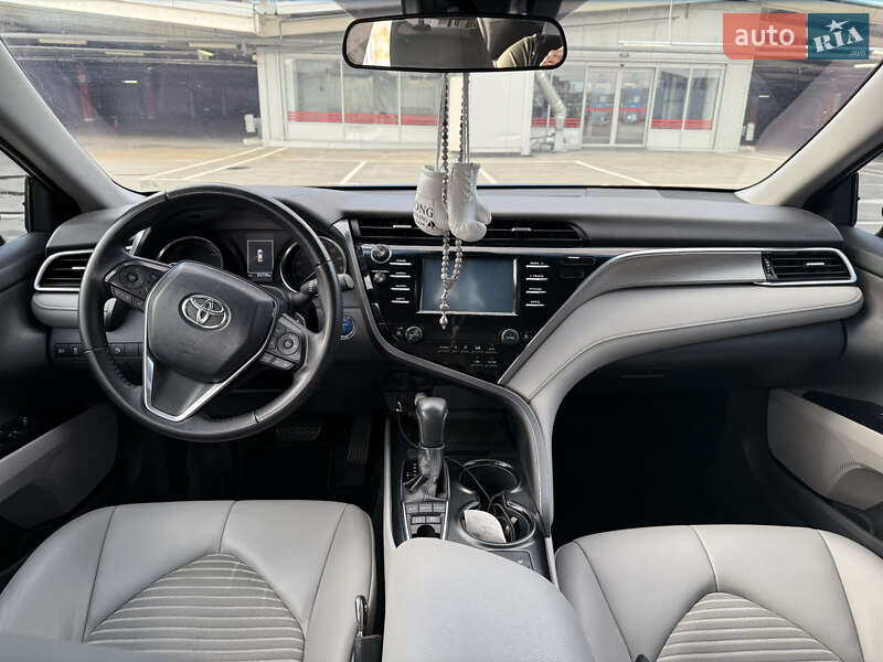 Седан Toyota Camry 2018 в Києві