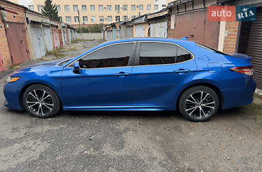 Седан Toyota Camry 2018 в Полтаве