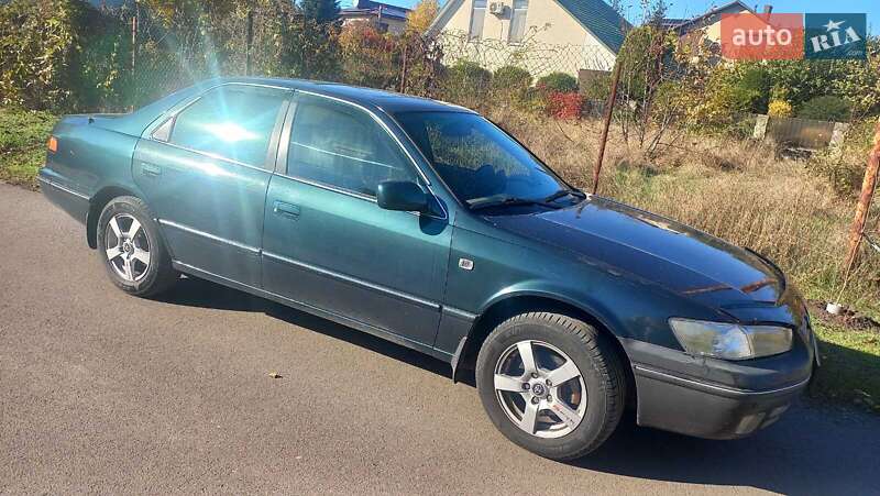Седан Toyota Camry 1998 в Одессе