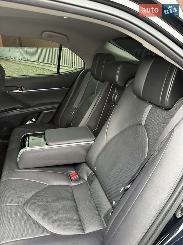 Седан Toyota Camry 2022 в Днепре