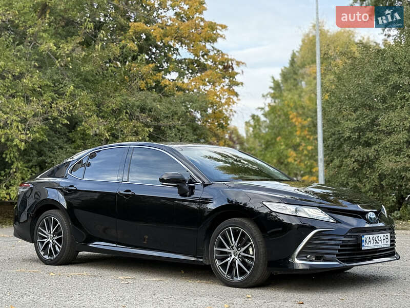 Седан Toyota Camry 2023 в Дніпрі