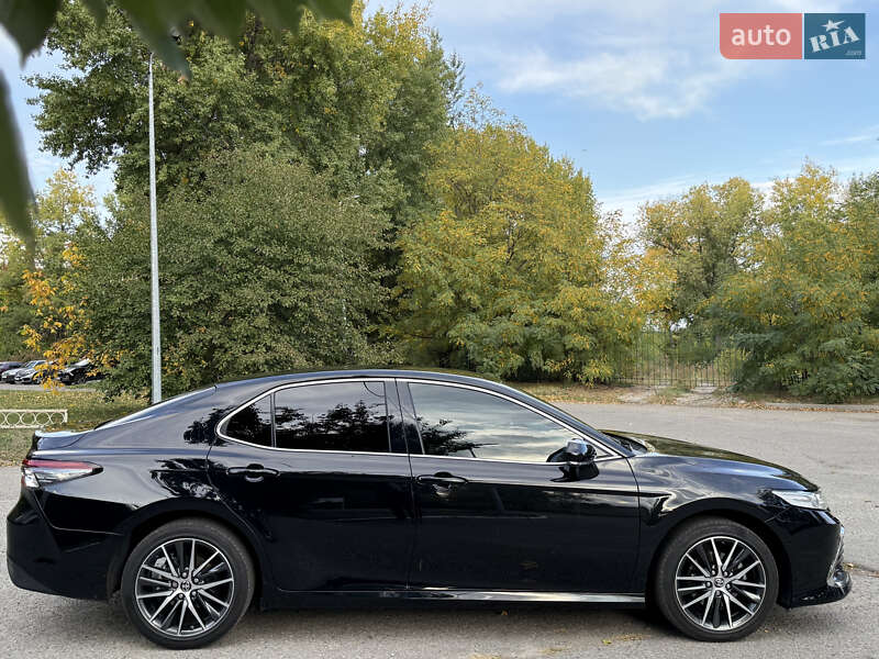 Седан Toyota Camry 2023 в Дніпрі