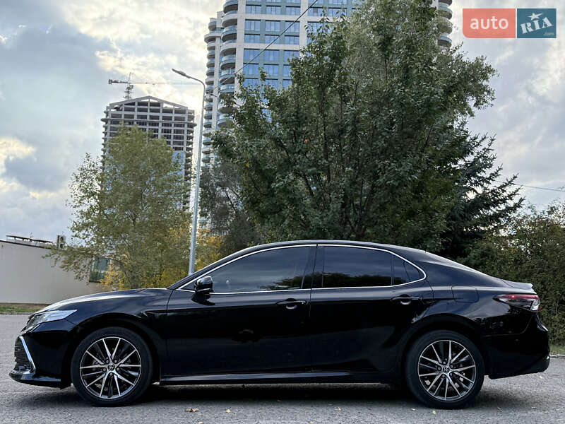 Седан Toyota Camry 2023 в Дніпрі