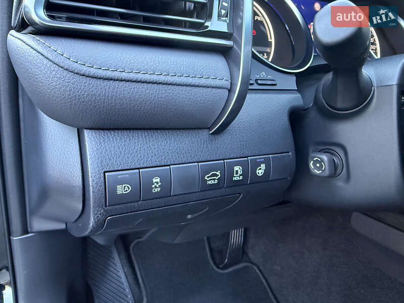 Седан Toyota Camry 2023 в Дніпрі