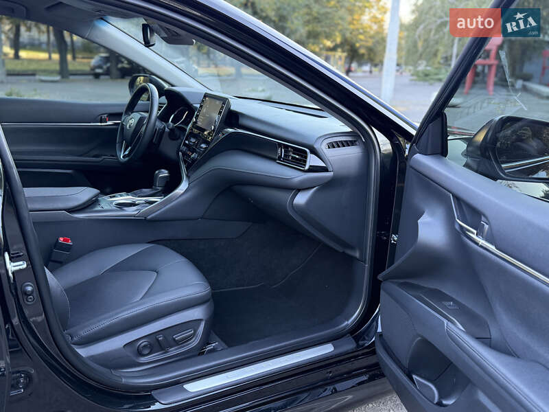 Седан Toyota Camry 2023 в Дніпрі