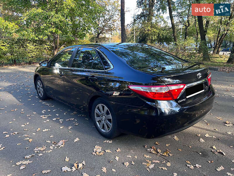 Седан Toyota Camry 2016 в Киеве