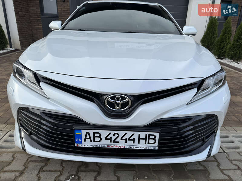 Седан Toyota Camry 2017 в Чернівцях