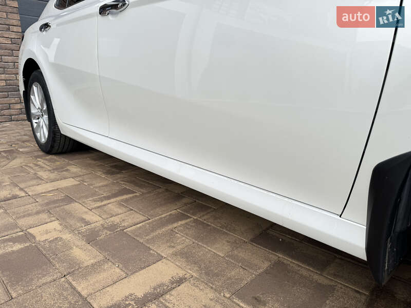 Седан Toyota Camry 2017 в Чернівцях