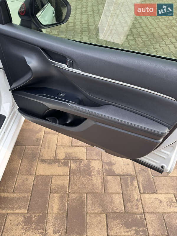 Седан Toyota Camry 2017 в Чернівцях