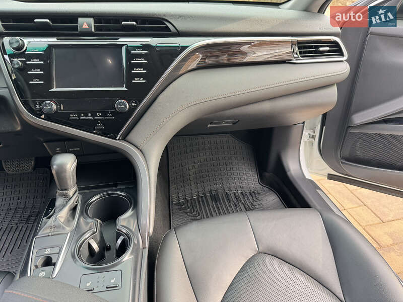 Седан Toyota Camry 2017 в Чернівцях