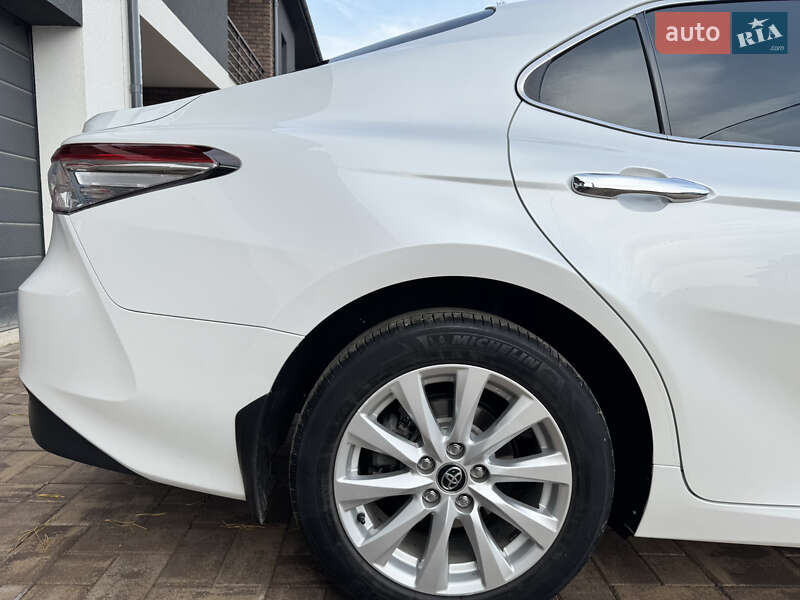 Седан Toyota Camry 2017 в Чернівцях