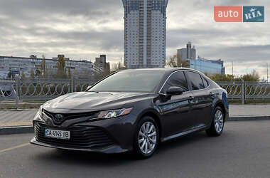 Седан Toyota Camry 2017 в Киеве