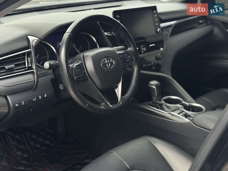Седан Toyota Camry 2023 в Виннице