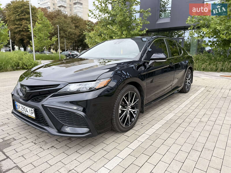 Седан Toyota Camry 2022 в Ровно