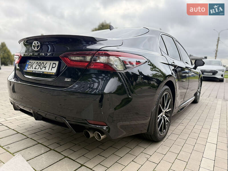 Седан Toyota Camry 2022 в Ровно