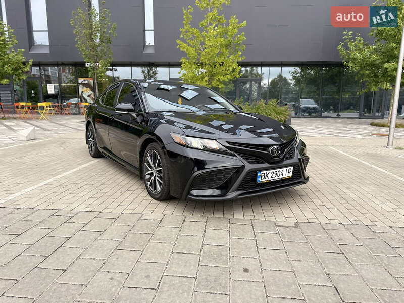 Седан Toyota Camry 2022 в Ровно