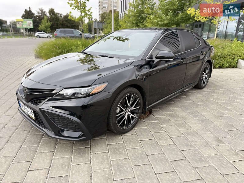 Седан Toyota Camry 2022 в Ровно