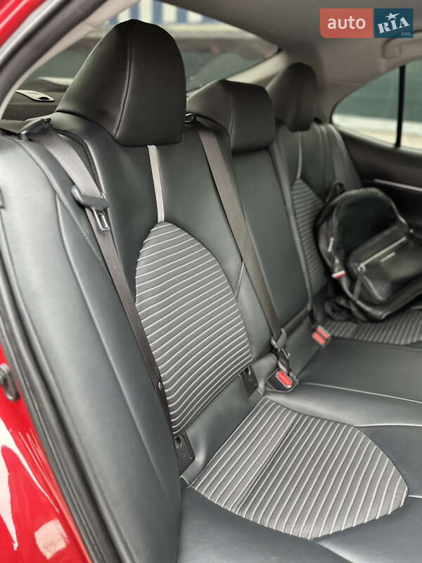 Седан Toyota Camry 2021 в Запорожье