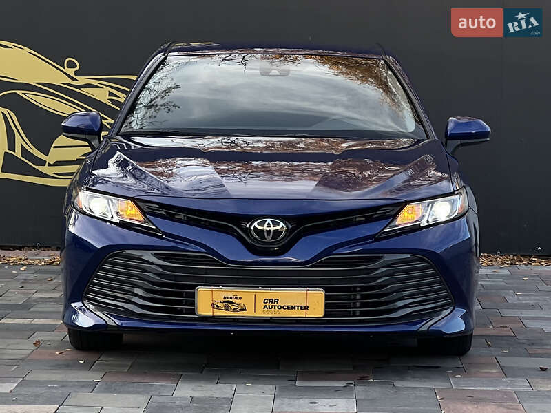 Седан Toyota Camry 2018 в Киеве