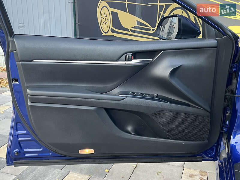 Седан Toyota Camry 2018 в Киеве