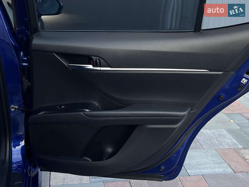 Седан Toyota Camry 2018 в Киеве