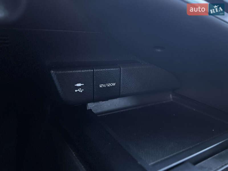 Седан Toyota Camry 2018 в Киеве