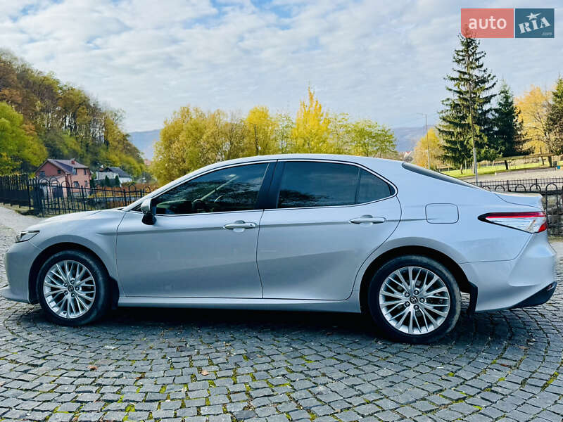 Седан Toyota Camry 2020 в Хусте
