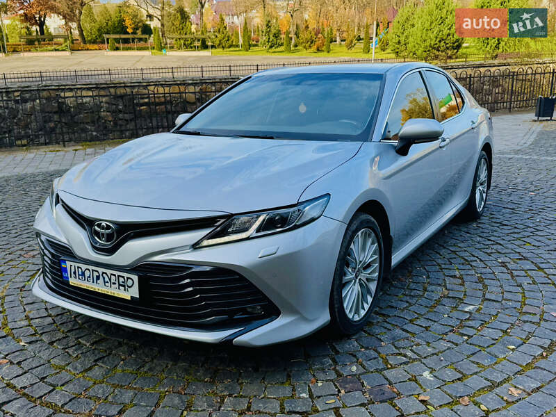 Седан Toyota Camry 2020 в Хусте