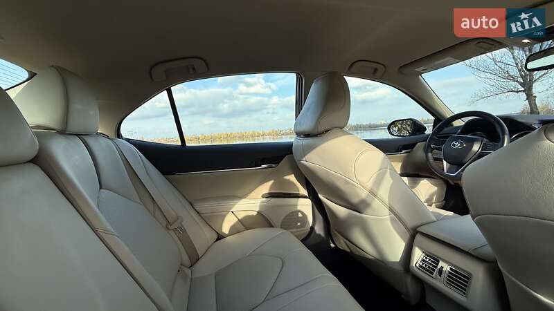 Седан Toyota Camry 2021 в Днепре