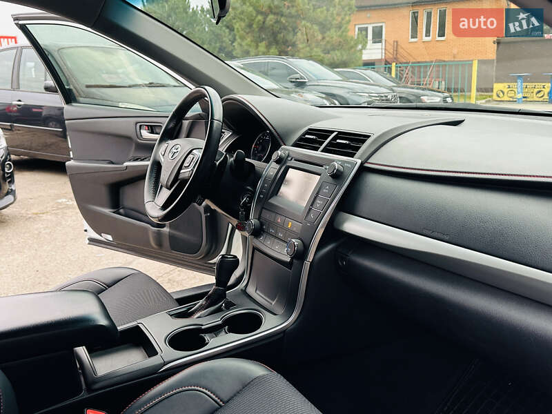 Седан Toyota Camry 2017 в Харькове