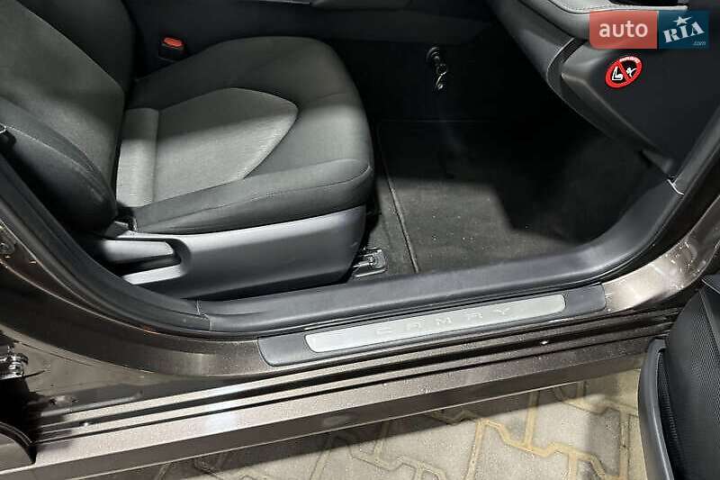 Седан Toyota Camry 2019 в Львове