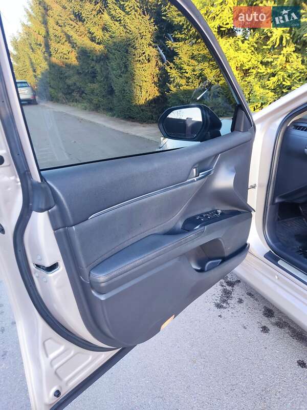 Седан Toyota Camry 2017 в Киеве