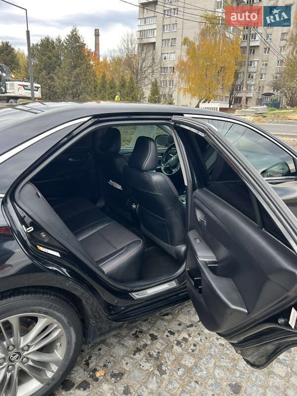 Седан Toyota Camry 2017 в Львове