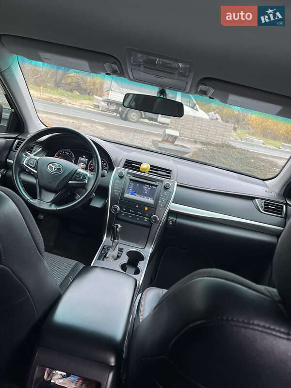 Седан Toyota Camry 2017 в Львове