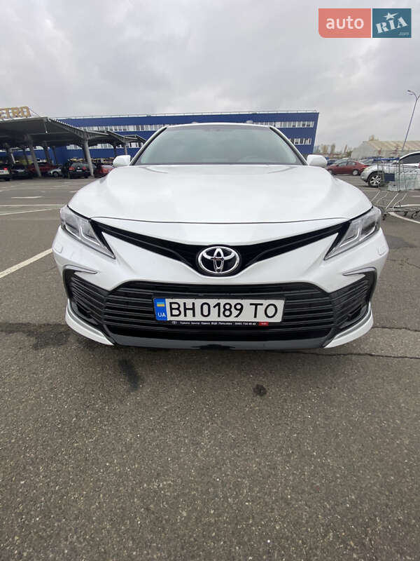 Седан Toyota Camry 2023 в Киеве
