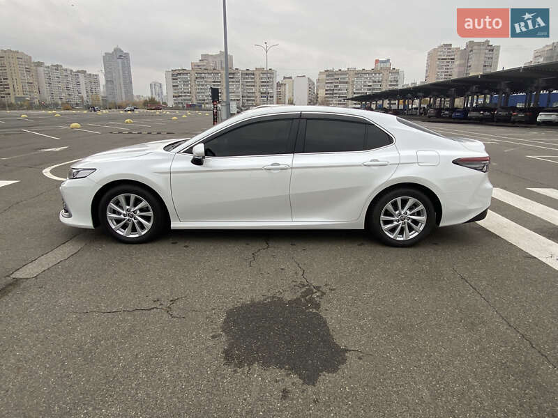 Седан Toyota Camry 2023 в Киеве