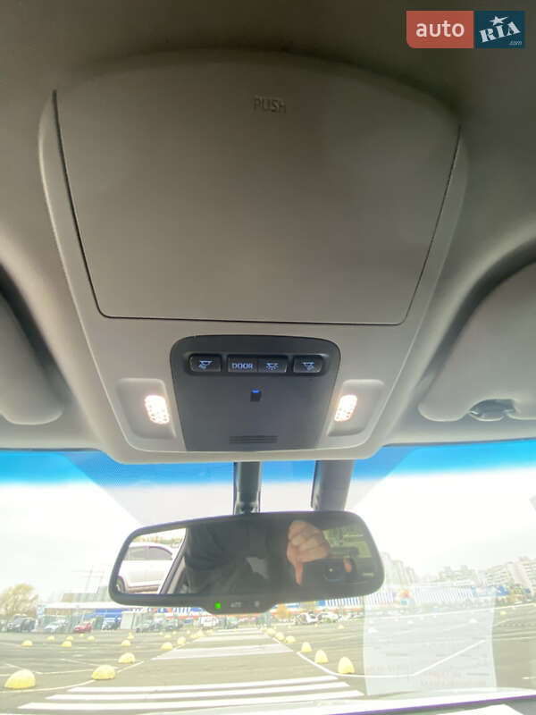 Седан Toyota Camry 2023 в Киеве