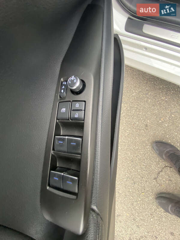 Седан Toyota Camry 2023 в Киеве