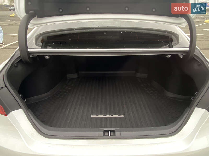 Седан Toyota Camry 2023 в Киеве