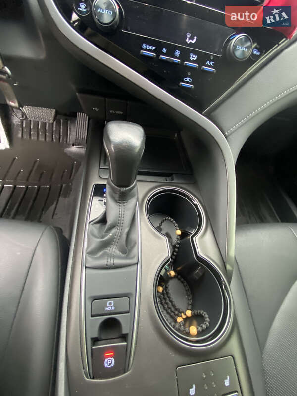 Седан Toyota Camry 2023 в Киеве