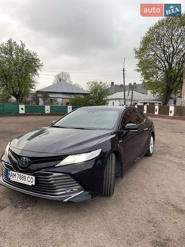 Седан Toyota Camry 2019 в Житомире