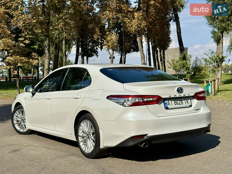 Седан Toyota Camry 2019 в Киеве