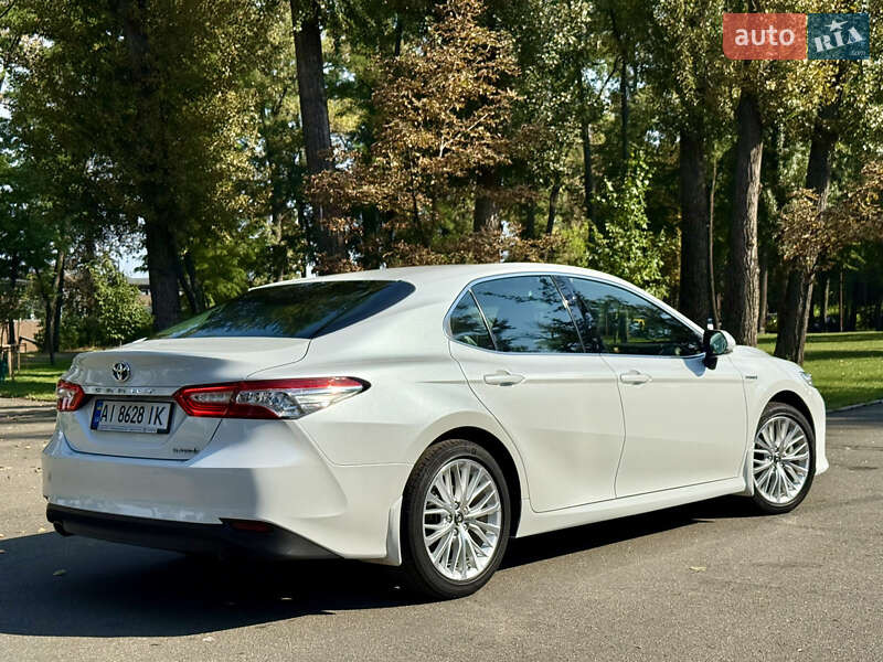 Седан Toyota Camry 2019 в Киеве