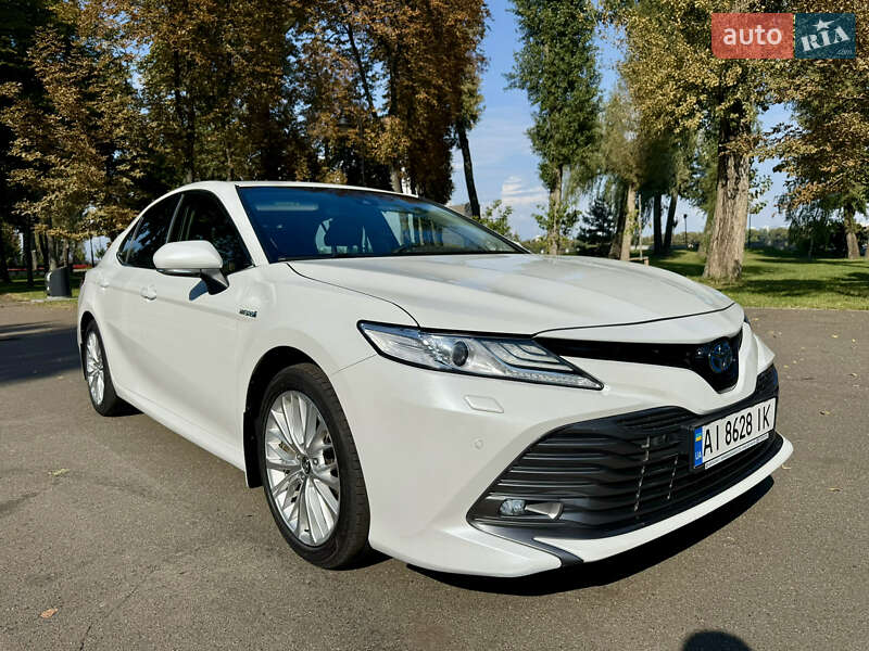 Седан Toyota Camry 2019 в Киеве