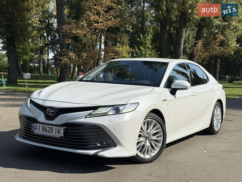 Седан Toyota Camry 2019 в Киеве